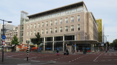 847177 Gezicht op de renovatie van het voormalige C&A-pand (Vredenburg 17) te Utrecht; rechts de St.-Jacobsstraat.N.B. ...